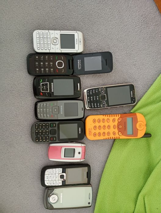 Komplet starych telefonów