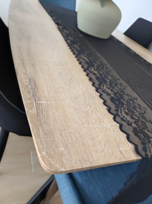 Mesa jantar com tampo em madeira e com base em ferro