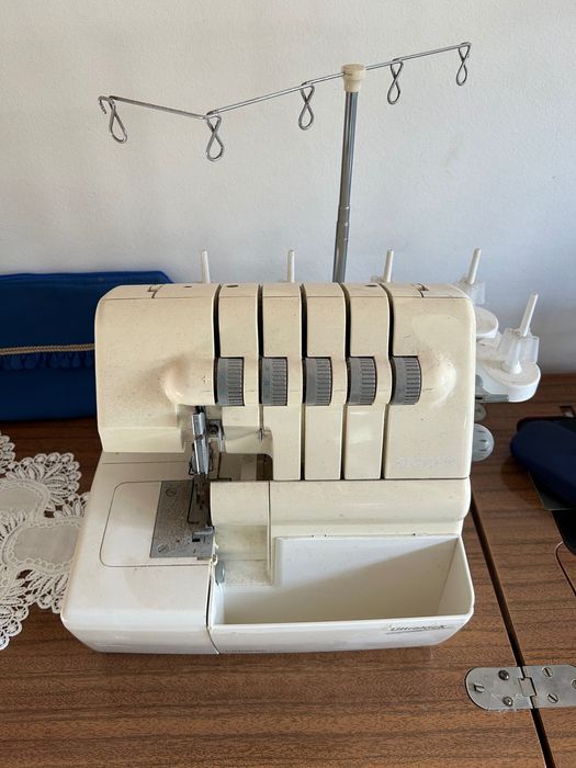 Máquina Singer 14U555 com pedal e cabo de alimentação