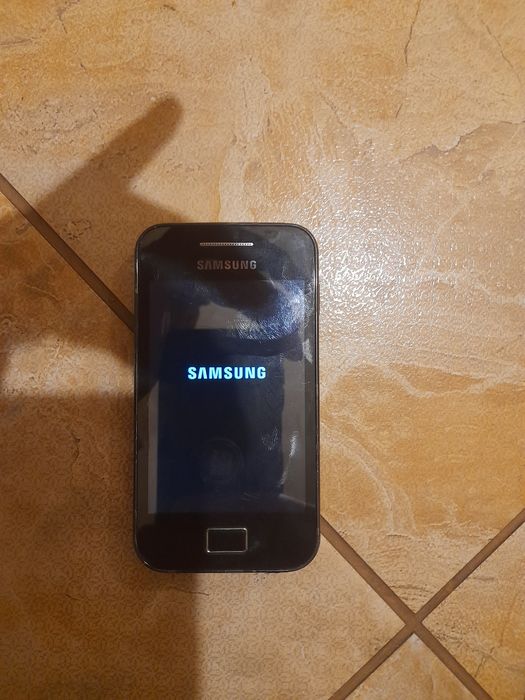 Телефон Samsung GT-S5830i