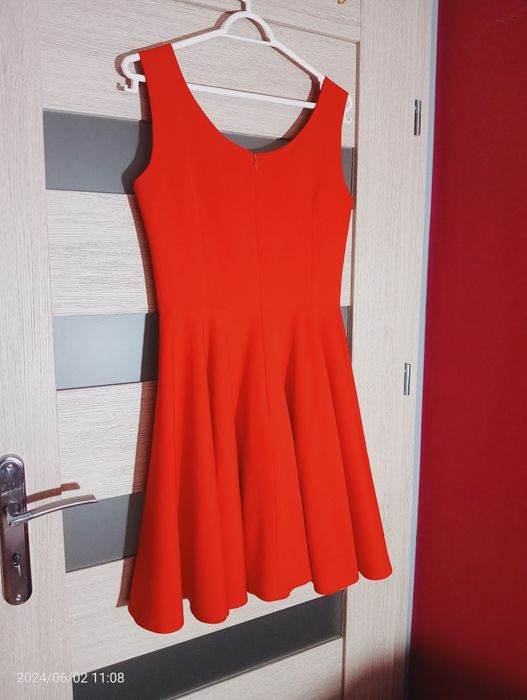 Intensywnie czerwona sukienka