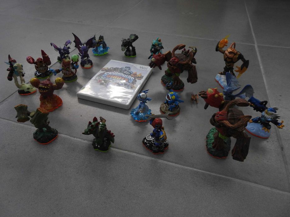 Wii jogo Skylanders Giant com figuras e base