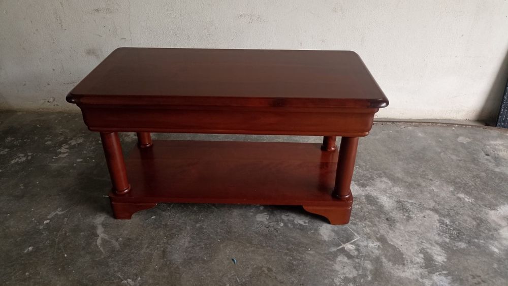 Mesa de centro com gaveta