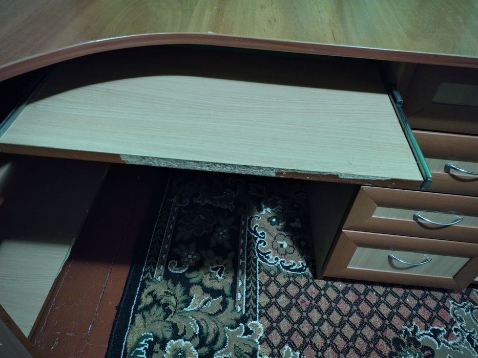 Комп'ютерний стіл