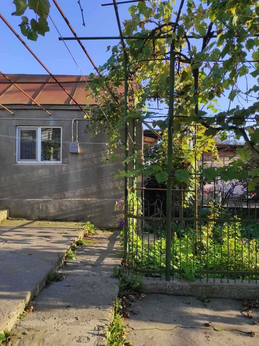 Добротный дом у границы города - в Латовке (Котовке)