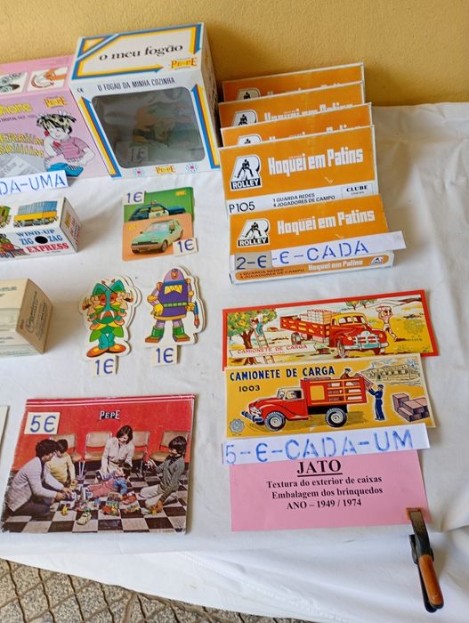 Várias embalagens de brinquedos antigos