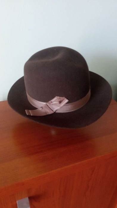 фетрові шляпи різних кольорів