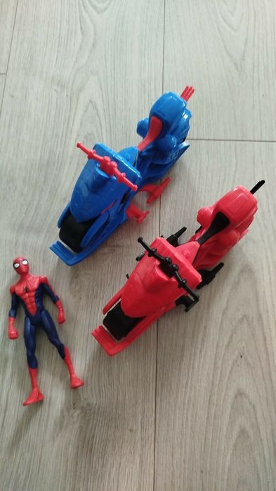 Zestaw zabawek: motory i spiderman