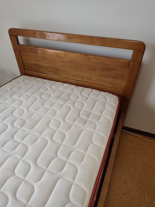 Cama solteiro com colchão, estrado e mesa cabeceira