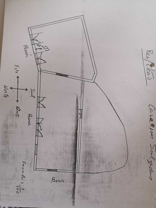 Casa para reconstrução em frente ao convento de Salzedas