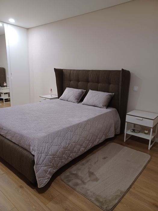 Cama + colchão e mesinhas