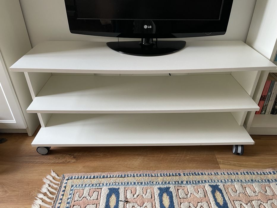 Cómoda Movível com Prateleiras