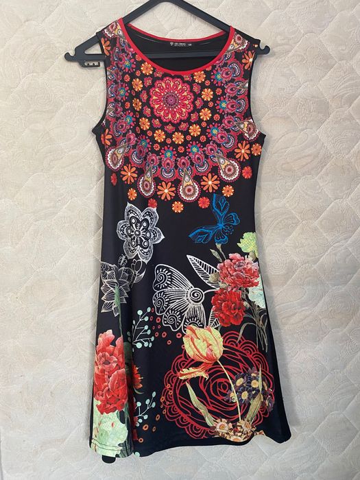 Vestido preto multicolorido e com aplicações