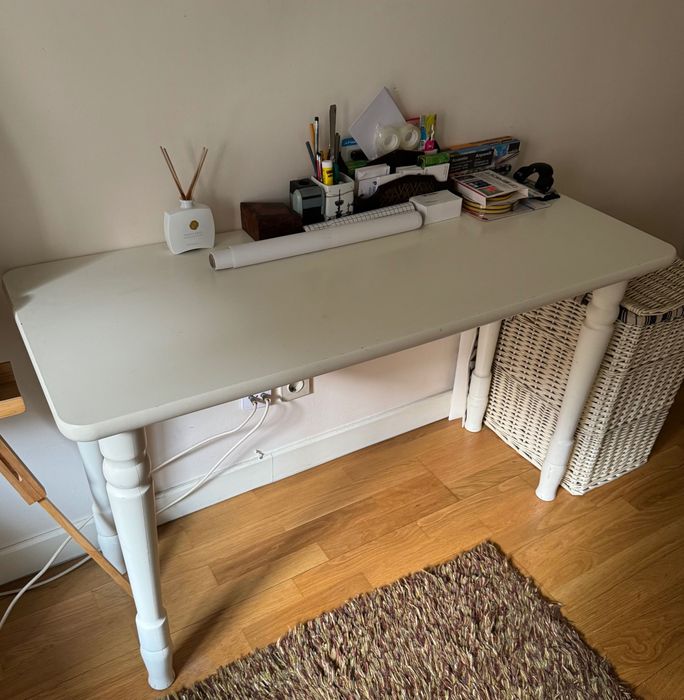 Mesa de madeira branca