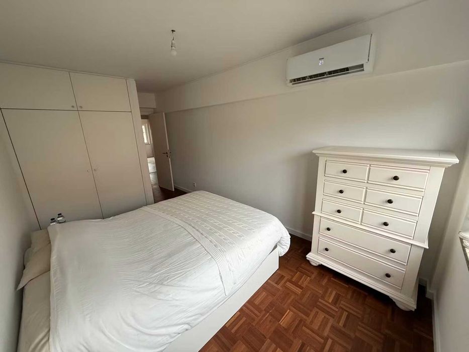 Apartamento de 2 Quartos, Luminoso e Espaçoso, em Telheiras