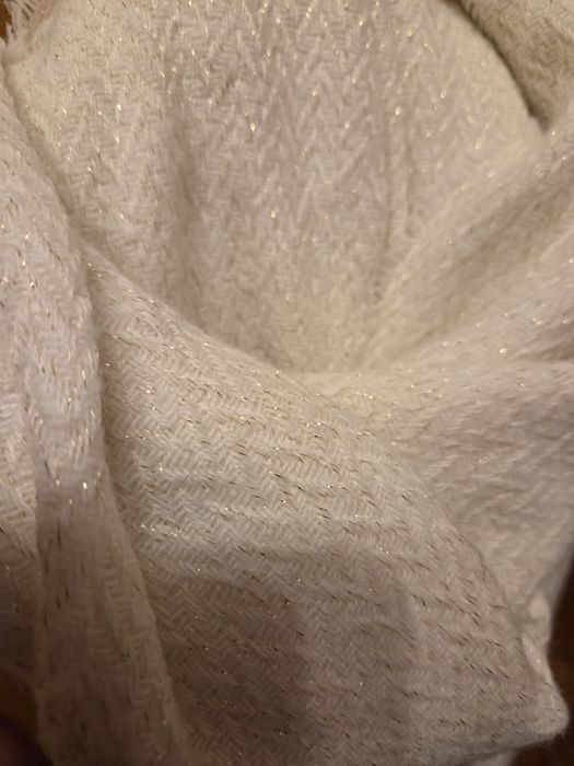 Kremowy szal ze złotą nitką