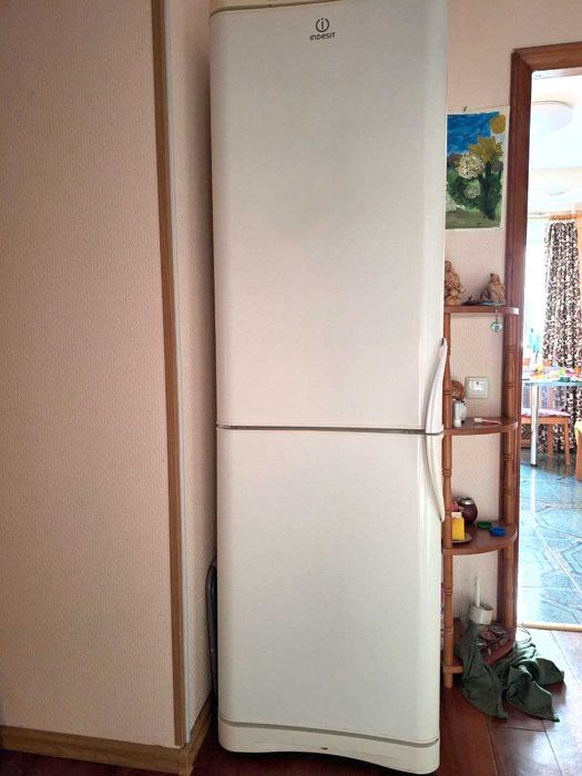 Двокамерний холодильник Indesit