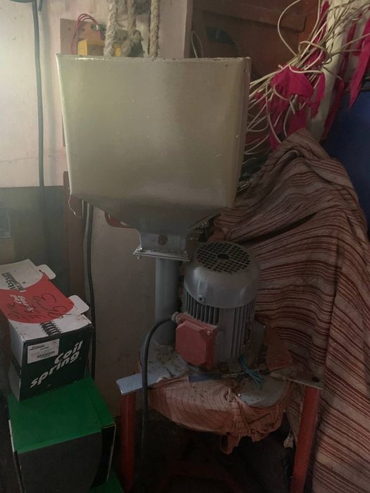 Млинок для зерна в наявності 2 штуки