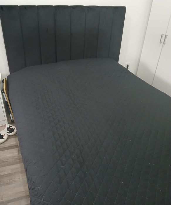 Vendo cama com estrado e colchão, com dois anos.