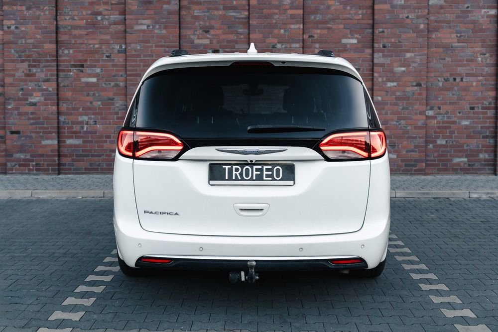 Wynajem Chrysler Pacifica 3.6 V6 (7 miejsc) wypożyczalnia samochodów