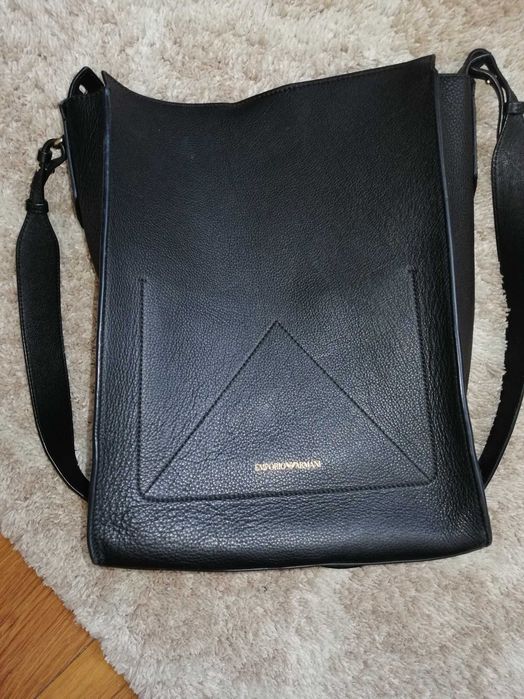 Emporio Armani Czarna skórzana torba na ramię