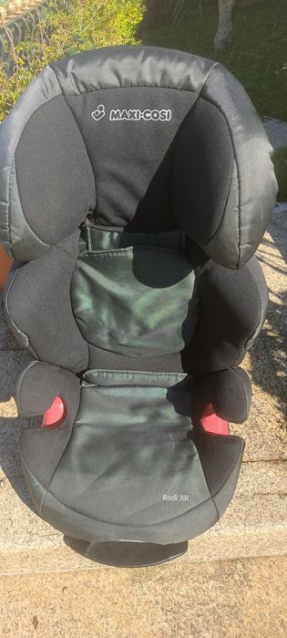 Cadeira Auto bebé cor cinza e preta