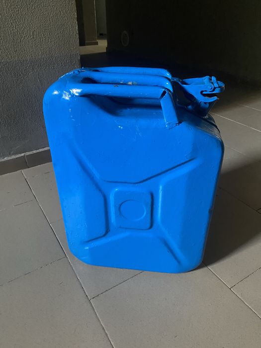 Продам канистру 20л каністру