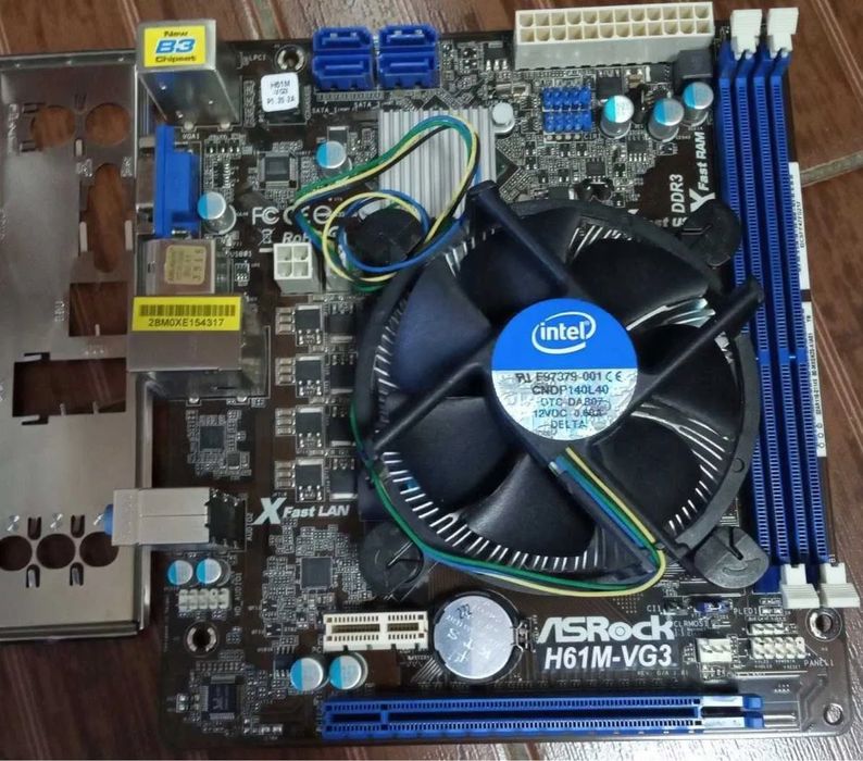 Комплект материнска плата Asrock h61m-vg3+Core і3-2320 плата не працює