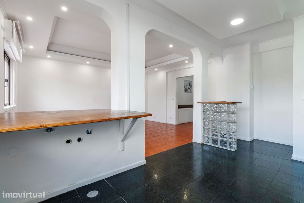 Apartamento T2 c/ Varanda em Agualva, Sintra