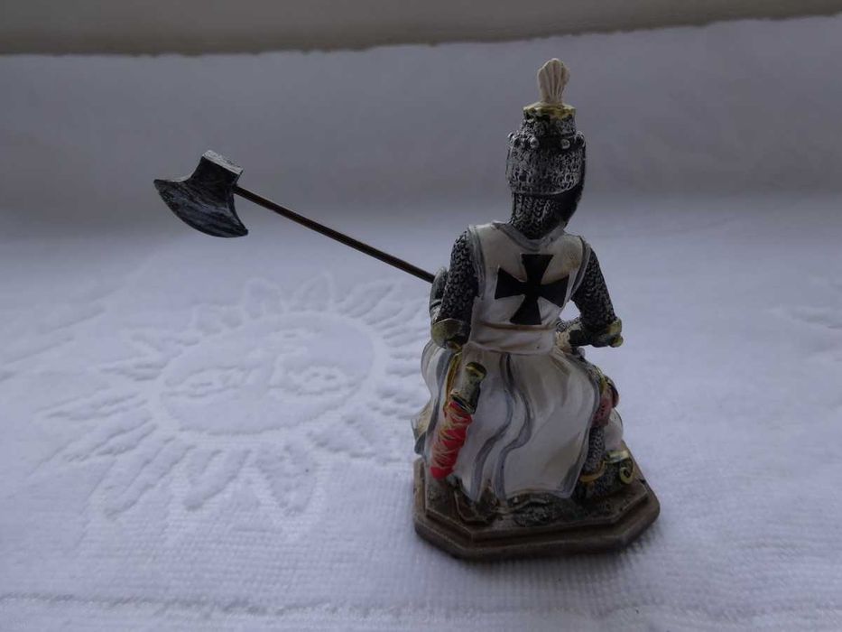 Krzyżak z toporem w hełmie figurka żołnierzyk  wys. ~90 mm. _NOWY