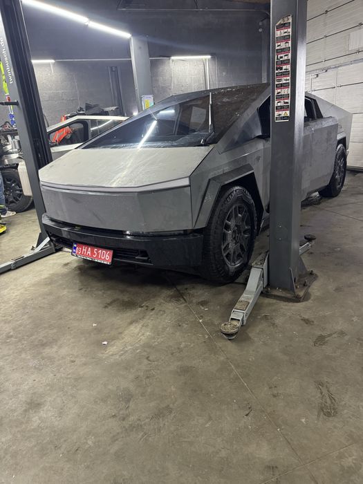Тесла сервіс Cyberpunk ремонт Діагностика Tesla