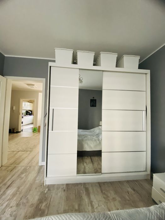 Szafa przesuwna z lustrem