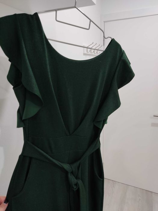 Diversa roupa macacão, top, tunica