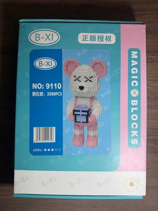 Конструктор Magic Blocks 9110 ведмедик Bearbrick з подарунком(42.8 см)