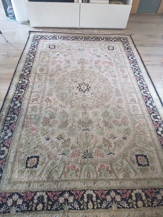 Dywan z frędzlami,pastelowy, używany.