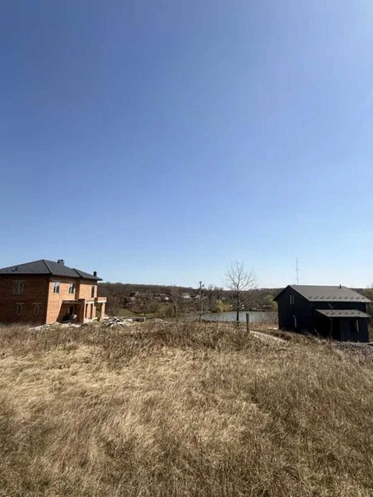 Продається земельна ділянка біля ставка