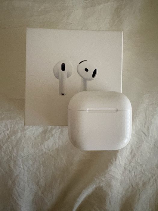 AirPods 4 Apple