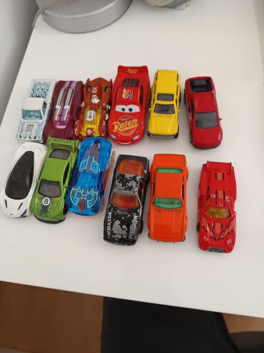 Zestaw 12 samochodzików