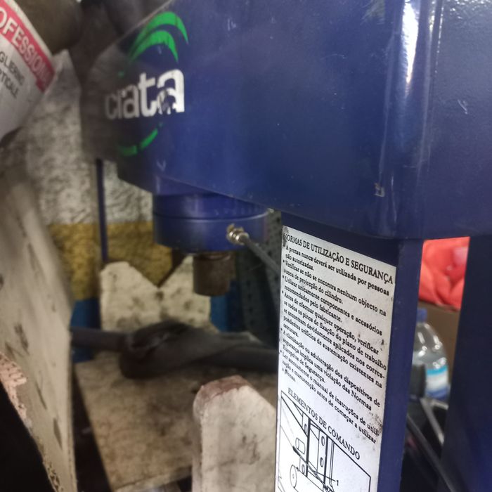 Prença ciata 15 ton muito pouco trabalho.vendo porque tenho outra