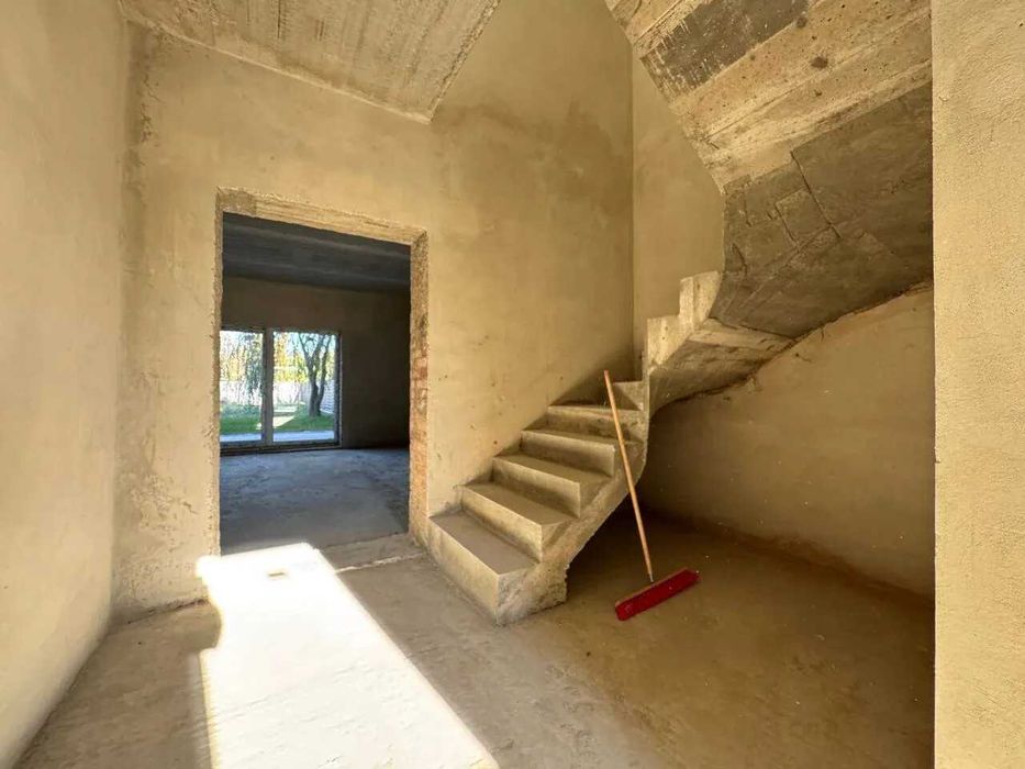 Сучасний дуплекс з великою ділянкою