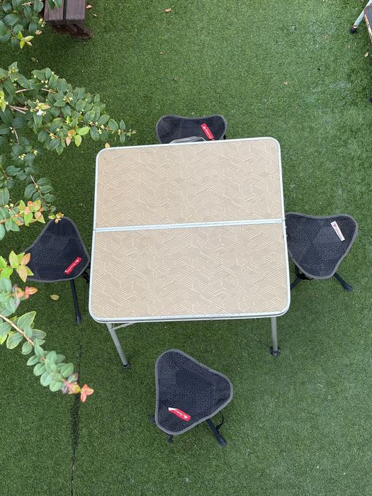 Conjunto de mesa e 4 bancos - marca Decathlon