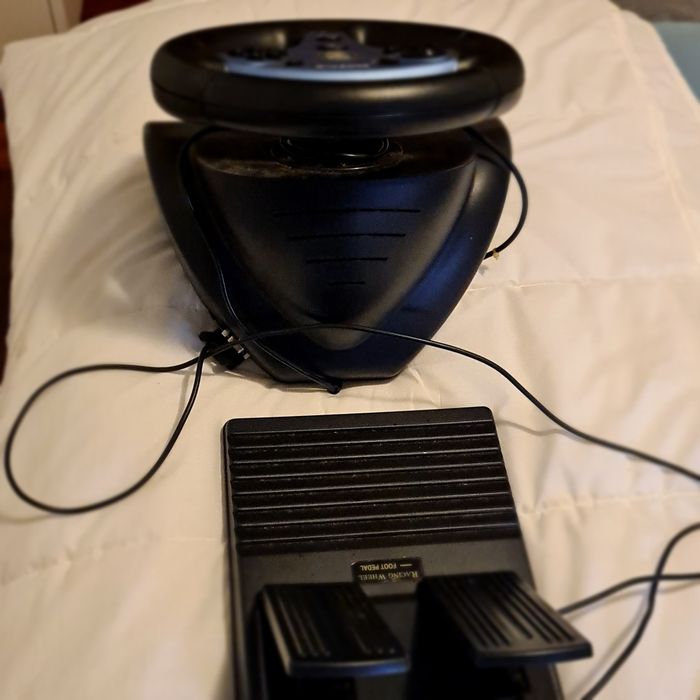 Volante e pedais,  para  P C   e  Playstation - praticamente novo.
