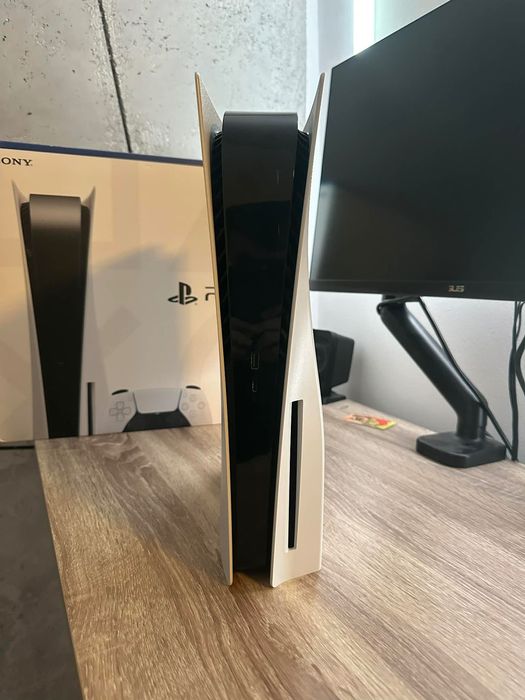Konsola PlayStation 5 FAT (z wbudowanym napędem) - stan bardzo dobry