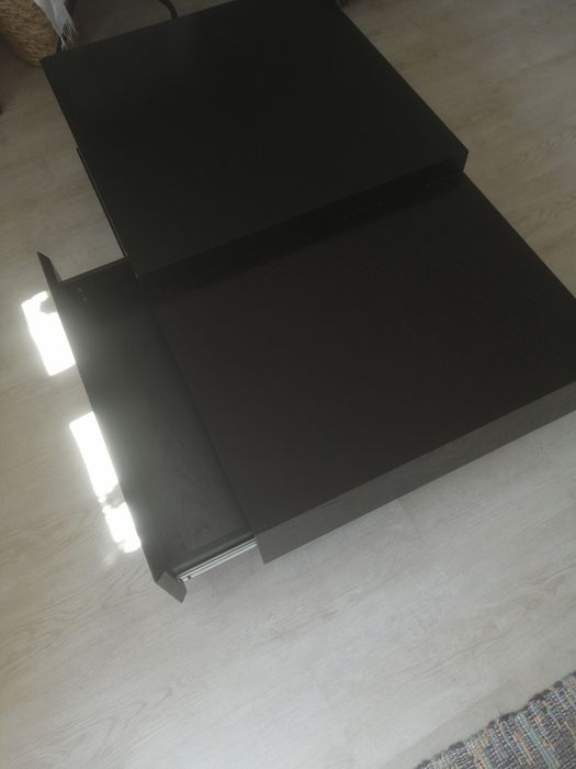 Vendo mesa de centro em madeira preta  lacada, com 1,22 de comprimento, 30cm de altura, e de lagura 70cm.possui duas  gavetas e uma  prateleira