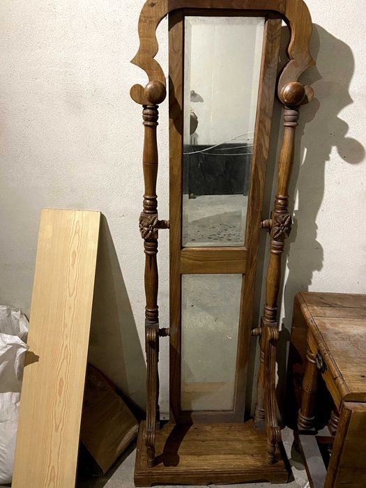 Mobiliário Antigo em Carvalho Maciço