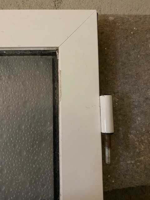 Porta de alumínio ( duas meias portas) com vidro em acrílico fosco