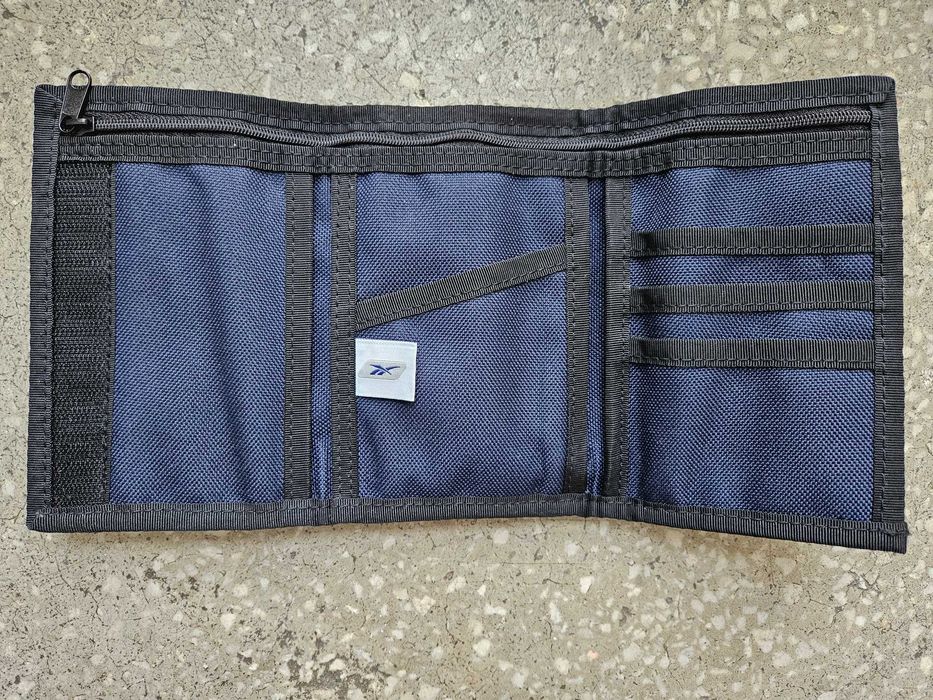 Niebieski portfel Reebok z podkówko na monety.