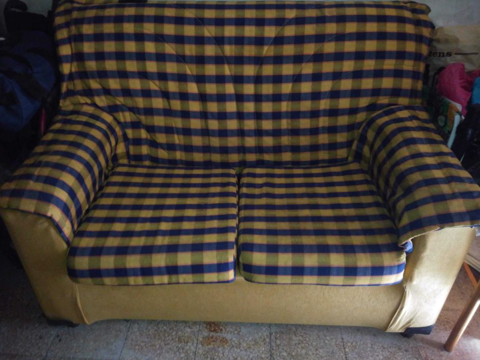 Sofá de 2 lugares semi-novo