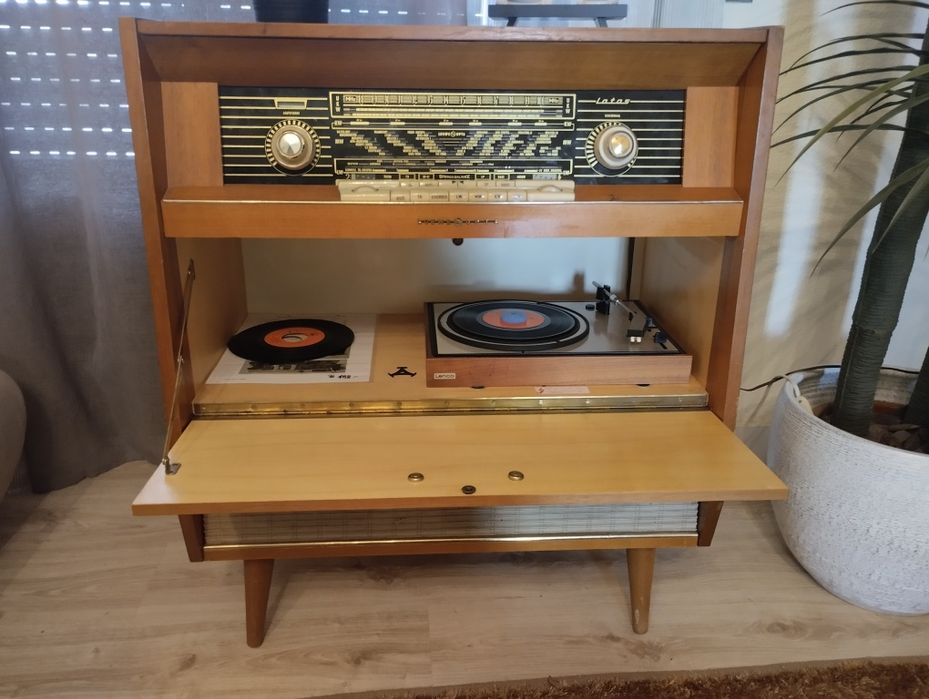 Móvel rádio e gira discos