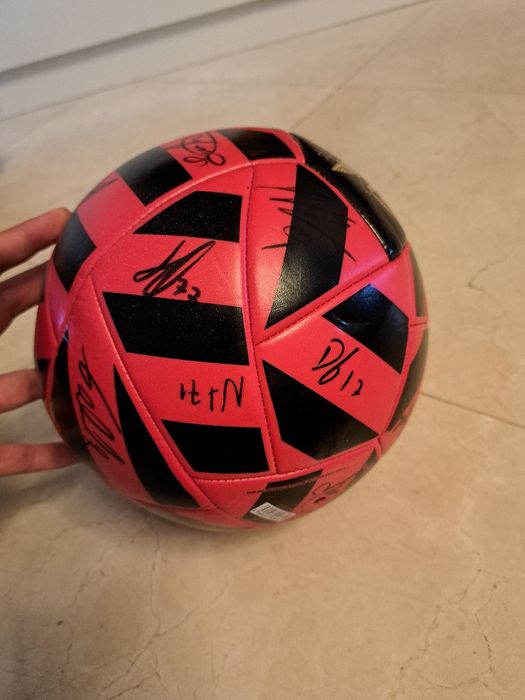 Bola Oficial do SL Benfica — Assinada à Mão pelo Plantel 2020/21